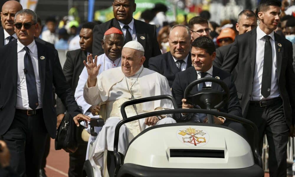 El Papa Francisco (centro izquierda) saluda a la multitud a su llegada para un encuentro con jóvenes en el estadio Sir John Guise, en Puerto Moresby, en Papúa Nueva Guinea, el 09 de septiembre de 2024. EFE/EPA/ALESSANDRO DI MEO