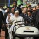 El Papa Francisco (centro izquierda) saluda a la multitud a su llegada para un encuentro con jóvenes en el estadio Sir John Guise, en Puerto Moresby, en Papúa Nueva Guinea, el 09 de septiembre de 2024. EFE/EPA/ALESSANDRO DI MEO