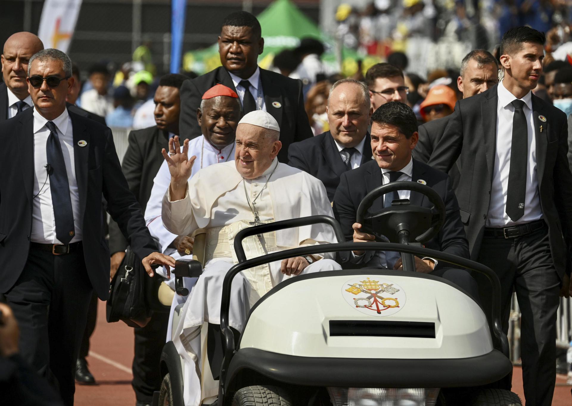 El Papa Francisco (centro izquierda) saluda a la multitud a su llegada para un encuentro con jóvenes en el estadio Sir John Guise, en Puerto Moresby, en Papúa Nueva Guinea, el 09 de septiembre de 2024. EFE/EPA/ALESSANDRO DI MEO