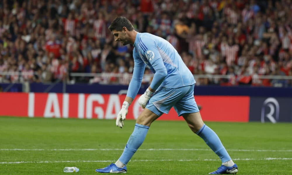 El portero del Real Madrid Thibaut Courtois retira un objeto lanzado desde la grada, durante el partido de la LaLiga EA Sports que Atlético de Madrid y Real Madrid disputaron en el estadio Civitas Metropolitano. EFE/Ballesteros