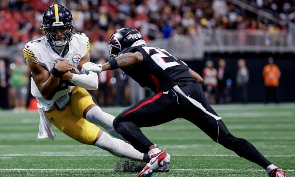 El 'quarterback' de los Steelers, Justin Fields (i), en acción ante Richie Grant, de los Falcons, durante el juego en Atlanta. EFE/EPA/ERIK S. LESSER