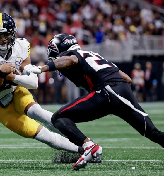 El 'quarterback' de los Steelers, Justin Fields (i), en acción ante Richie Grant, de los Falcons, durante el juego en Atlanta. EFE/EPA/ERIK S. LESSER