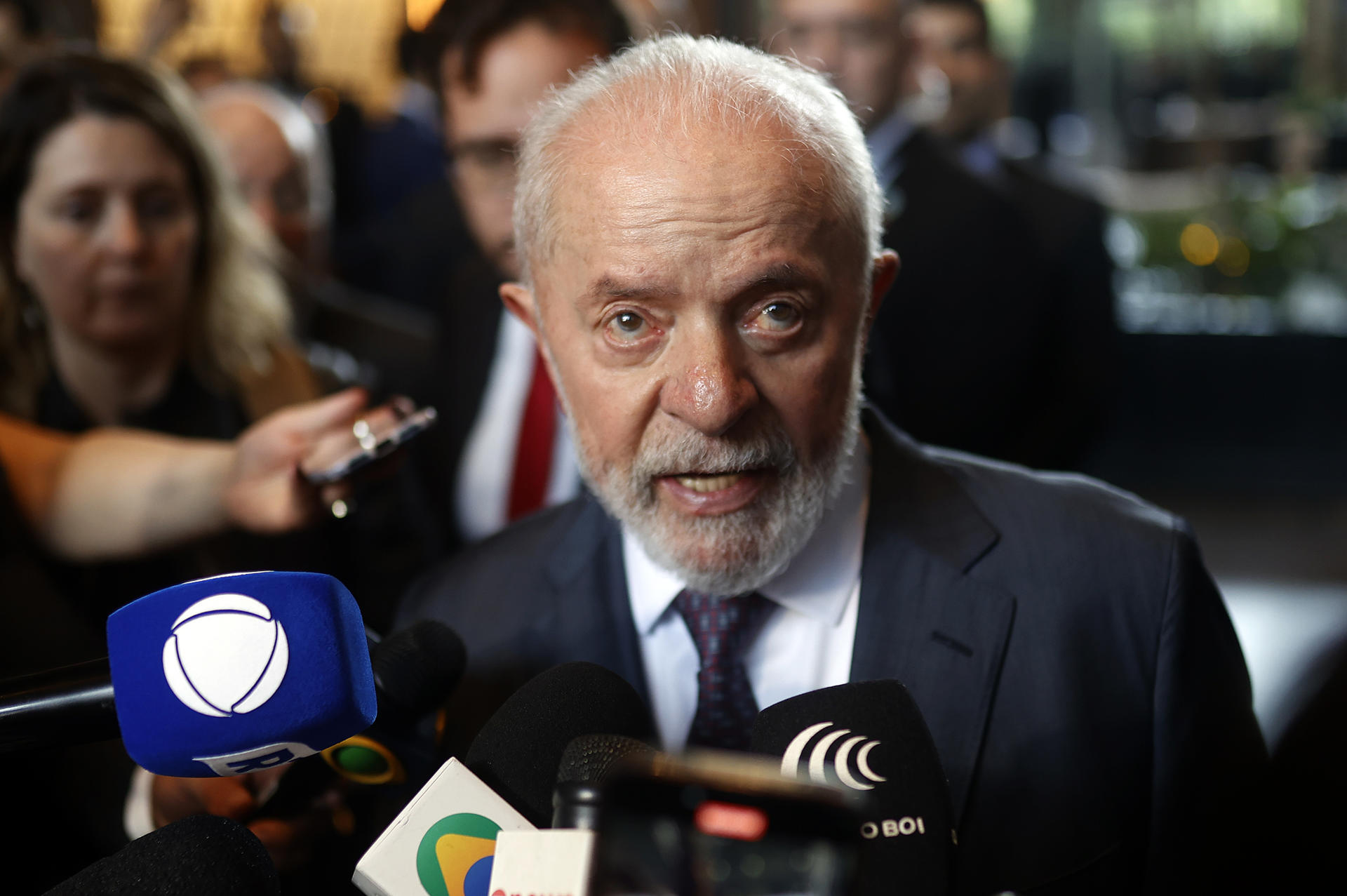 El presidente de Brasil, Luiz Inácio Lula da Silva habla este lunes con los medios de comunicación al término de una conferencia de prensa en Ciudad de México (México). EFE/Bienvenido Velasco