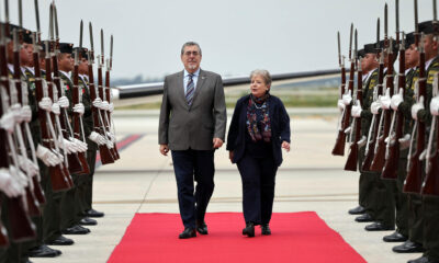 Fotografía cedida este lunes por la Secretaría de Relaciones Exteriores (SRE) de la canciller Alicia Bárcena y del presidente de Guatemala, Bernardo Arévalo (i), durante su llegada a la Ciudad de México (México). EFE/Secretaría de Relaciones Exteriores/ SOLO USO EDITORIAL/SOLO DISPONIBLE PARA ILUSTRAR LA NOTICIA QUE ACOMPAÑA (CRÉDITO OBLIGATORIO)