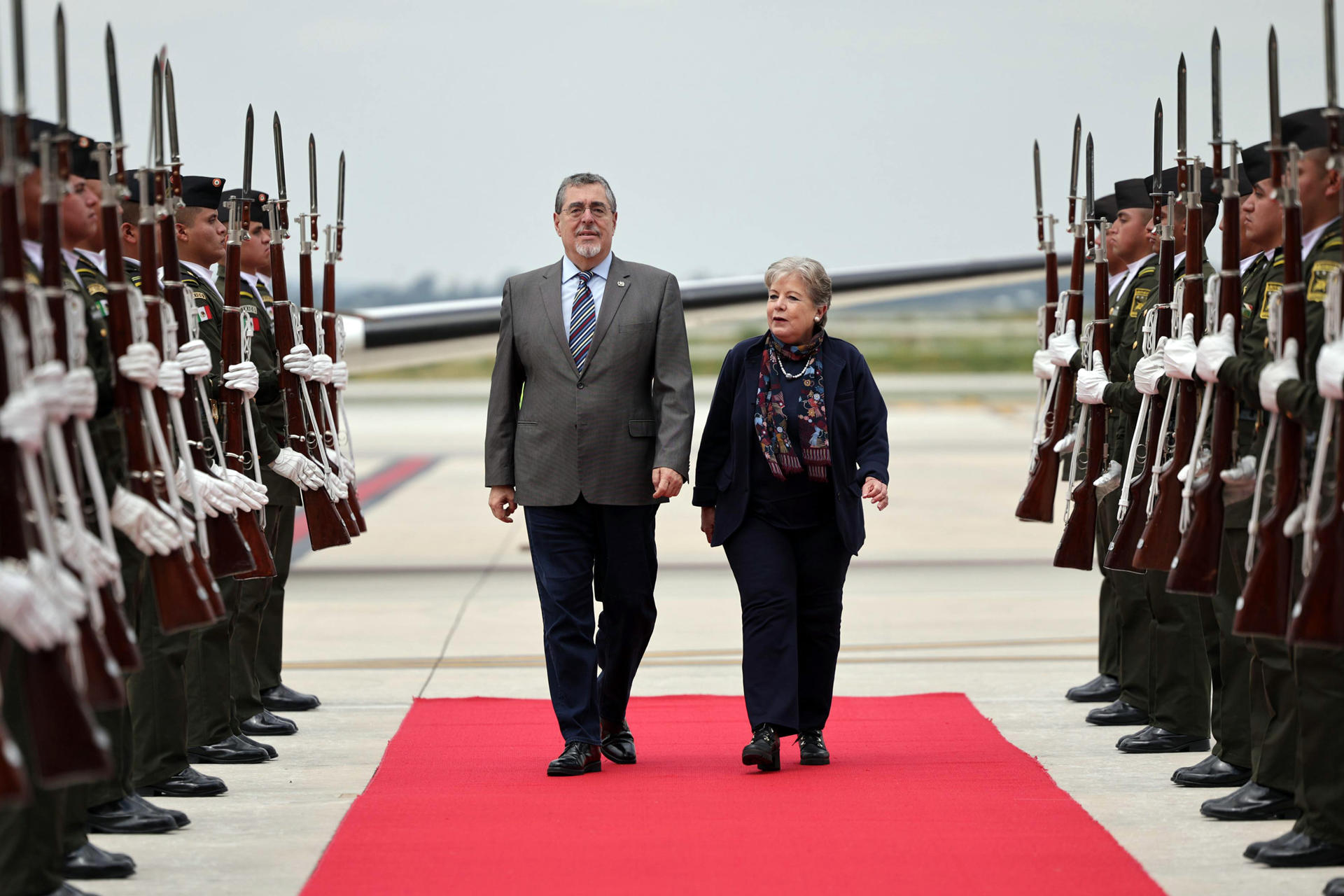 Fotografía cedida este lunes por la Secretaría de Relaciones Exteriores (SRE) de la canciller Alicia Bárcena y del presidente de Guatemala, Bernardo Arévalo (i), durante su llegada a la Ciudad de México (México). EFE/Secretaría de Relaciones Exteriores/ SOLO USO EDITORIAL/SOLO DISPONIBLE PARA ILUSTRAR LA NOTICIA QUE ACOMPAÑA (CRÉDITO OBLIGATORIO)