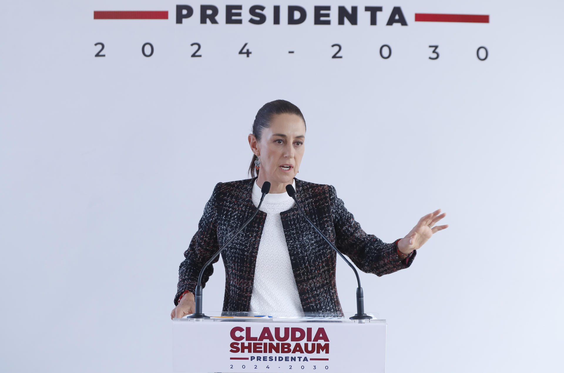 La presidenta electa de México, Claudia Sheinbaum, habla durante una conferencia desde su casa de transición en la Ciudad de México (México). Fotografía de archivo. EFE/ Mario Guzmán