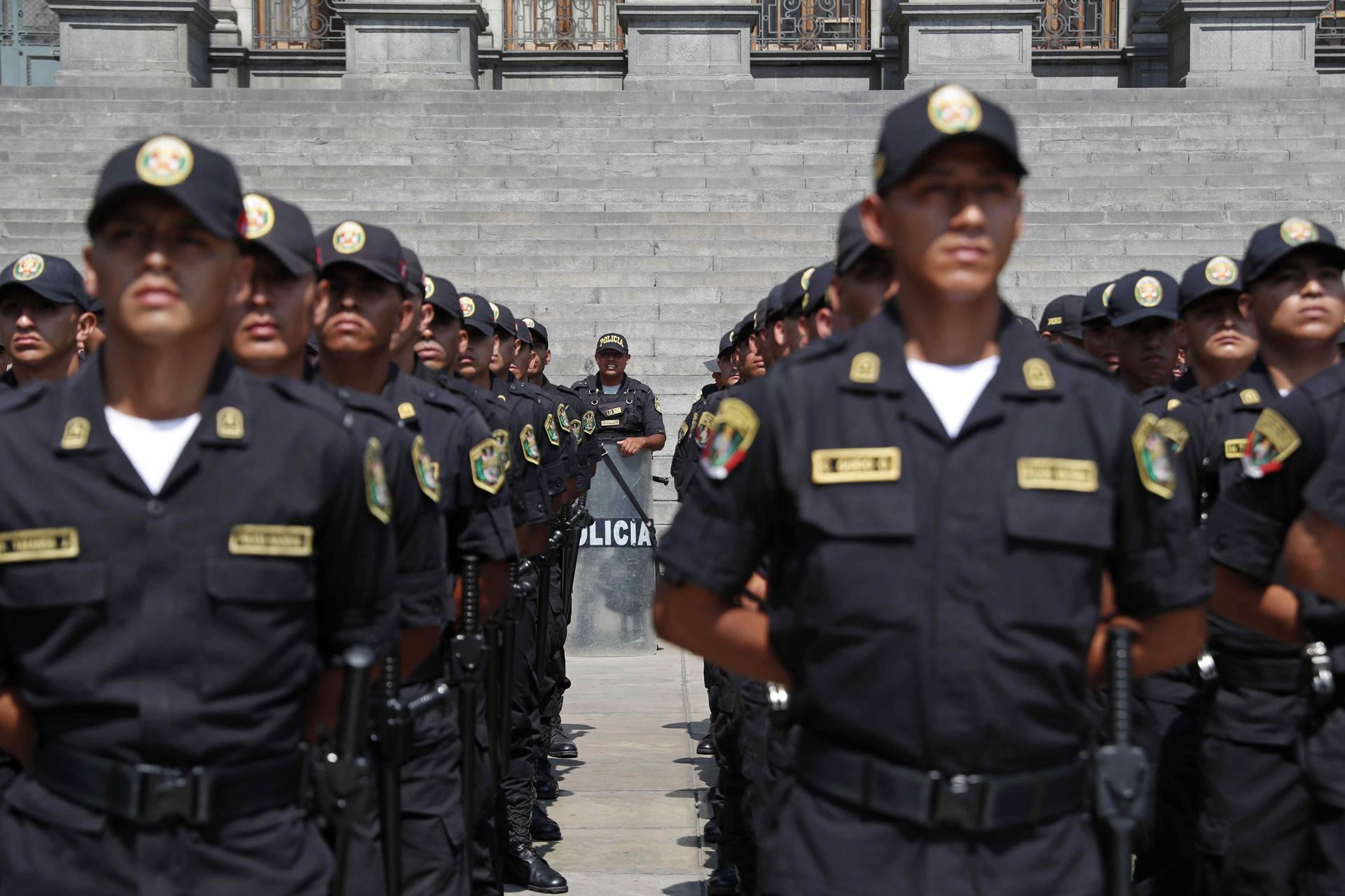 Fotografía de archivo en donde se ve una formación de la Policía Nacional del Perú. EFE/ Paolo Aguilar