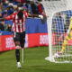 El delantero del Athletic Club, Nico Williams, celebra el segundo gol del equipo bilbaino durante el partido de la jornada 7 de LaLiga EA Sports que disputaron Leganés y el Athletic Club en el estadio Butarque de Leganés. EFE/ Sergio Perez.