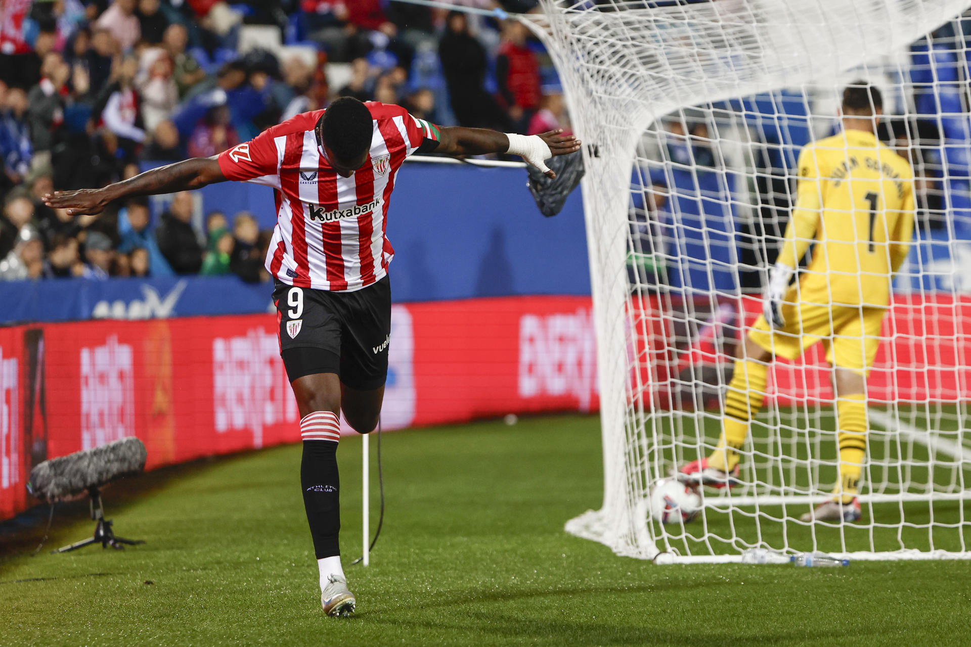 El delantero del Athletic Club, Nico Williams, celebra el segundo gol del equipo bilbaino durante el partido de la jornada 7 de LaLiga EA Sports que disputaron Leganés y el Athletic Club en el estadio Butarque de Leganés. EFE/ Sergio Perez.