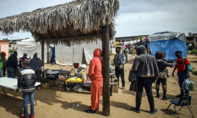 Migrantes de origen haitiano, permanecen en la Villa Haitiana este domingo en Tijuana (México). EFE/ Joebeth Terríquez