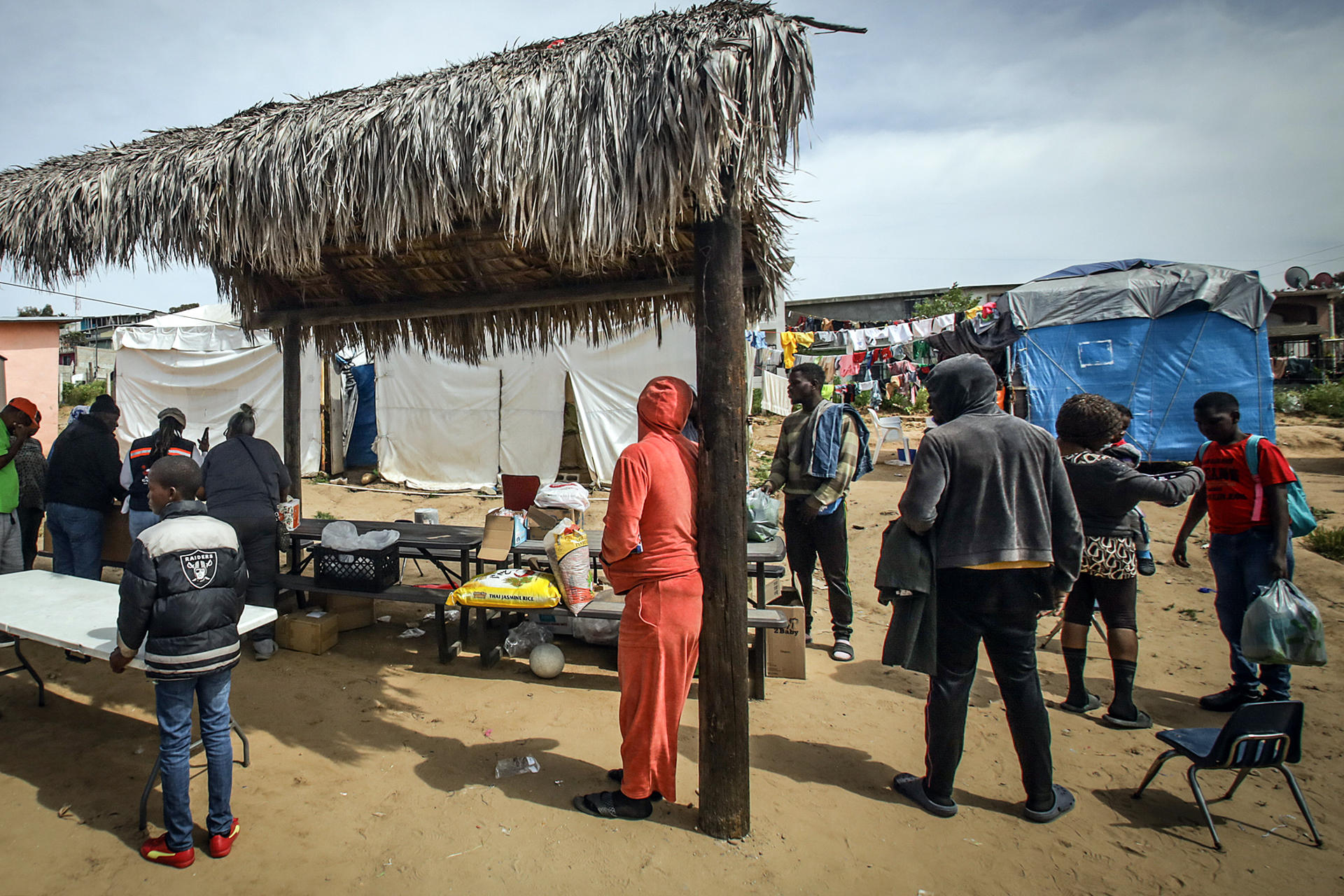 Migrantes de origen haitiano, permanecen en la Villa Haitiana este domingo en Tijuana (México). EFE/ Joebeth Terríquez