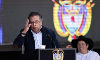 El presidente colombiano, Gustavo Petro, habla durante una concentración de seguidores este jueves en la Plaza Bolívar de Bogotá (Colombia). EFE/Mauricio Dueñas Castañeda