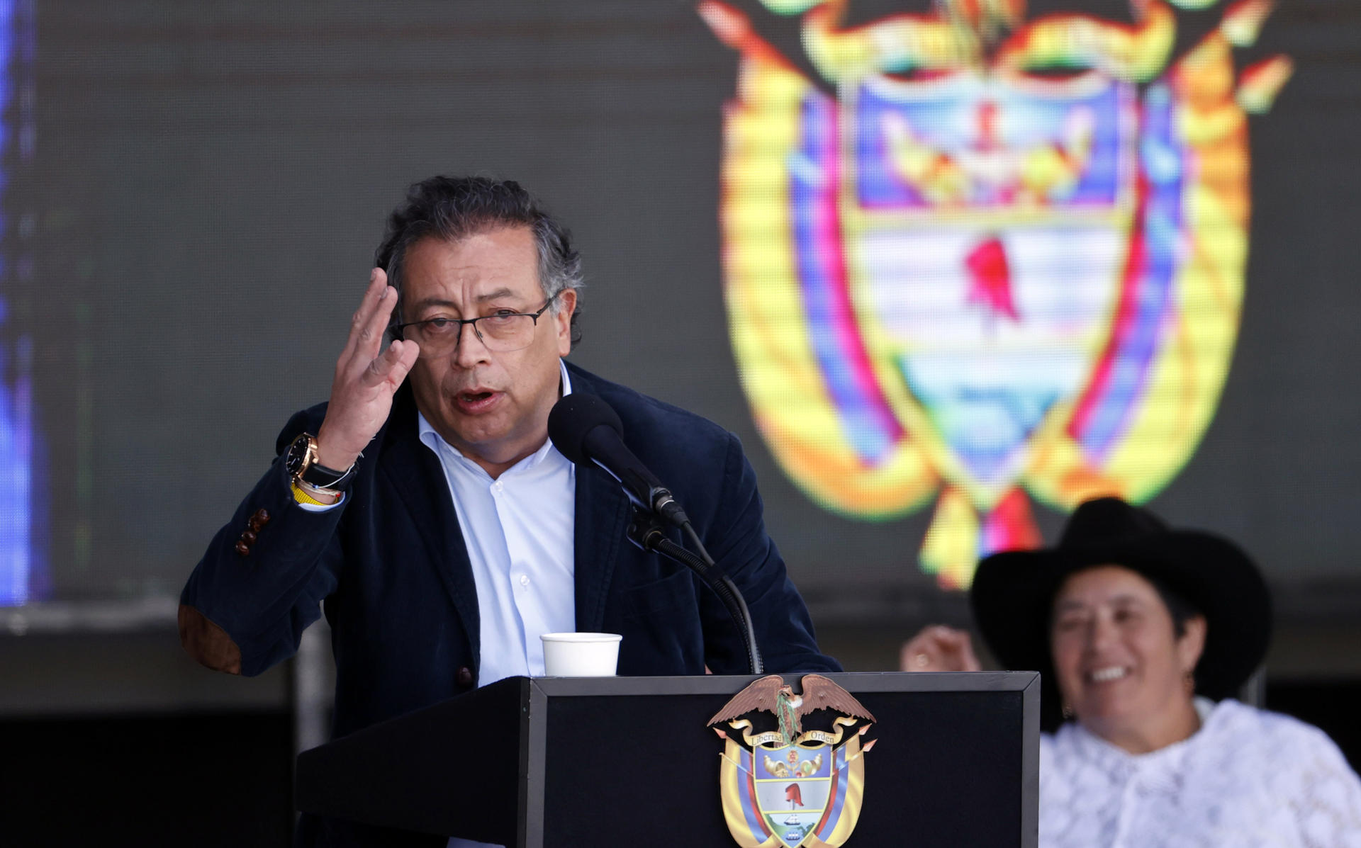 El presidente colombiano, Gustavo Petro, habla durante una concentración de seguidores este jueves en la Plaza Bolívar de Bogotá (Colombia). EFE/Mauricio Dueñas Castañeda