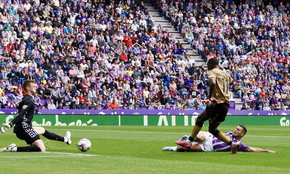 El delantero de Países Bajos de la Real Sociedad Sheraldo Becker, y el portero inglés del Real Valladolid Karl Hein, este sábado durante el partido de la jornada 6 de LaLiga en el estadio José Zorrillla en Valladolid.- EFE/R. García