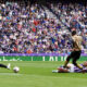 El delantero de Países Bajos de la Real Sociedad Sheraldo Becker, y el portero inglés del Real Valladolid Karl Hein, este sábado durante el partido de la jornada 6 de LaLiga en el estadio José Zorrillla en Valladolid.- EFE/R. García