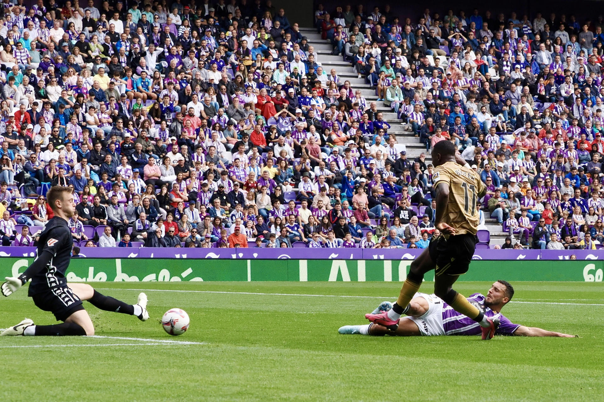 El delantero de Países Bajos de la Real Sociedad Sheraldo Becker, y el portero inglés del Real Valladolid Karl Hein, este sábado durante el partido de la jornada 6 de LaLiga en el estadio José Zorrillla en Valladolid.- EFE/R. García