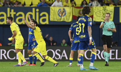 Los jugadores del Villarreal celebran un gol conseguido por el delantero francés del conjunto Thierno Barry durante el partido de la jornada 8 de LaLiga en Primera División que Villarreal CF y UD Las Palmas disputaron en el estadio de La Cerámica. EFE/Andreu Esteban