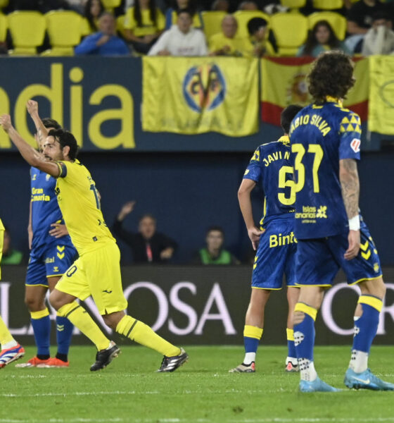 Los jugadores del Villarreal celebran un gol conseguido por el delantero francés del conjunto Thierno Barry durante el partido de la jornada 8 de LaLiga en Primera División que Villarreal CF y UD Las Palmas disputaron en el estadio de La Cerámica. EFE/Andreu Esteban