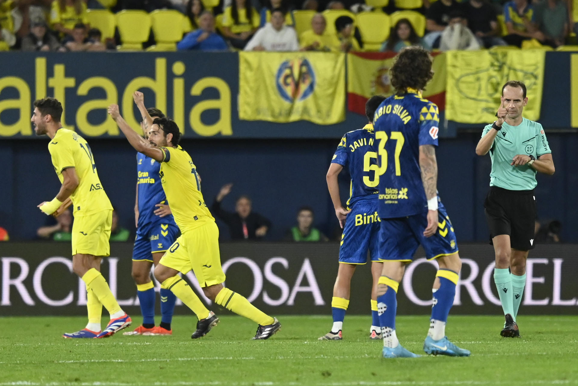 Los jugadores del Villarreal celebran un gol conseguido por el delantero francés del conjunto Thierno Barry durante el partido de la jornada 8 de LaLiga en Primera División que Villarreal CF y UD Las Palmas disputaron en el estadio de La Cerámica. EFE/Andreu Esteban