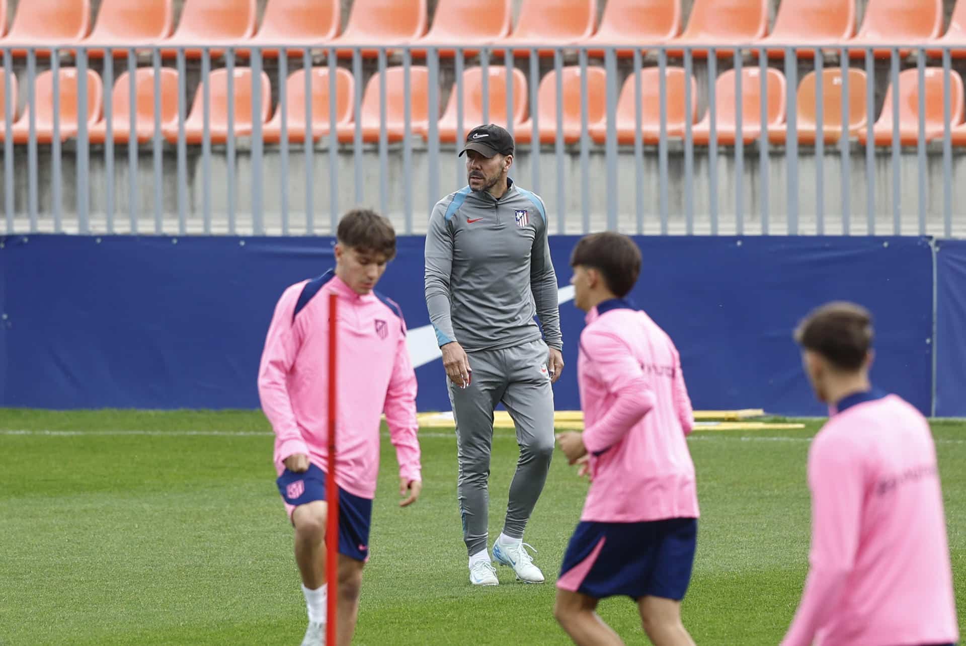 Diego Simeone, durante el entrenamiento de este martes.-EFE/ Rodrigo Jiménez