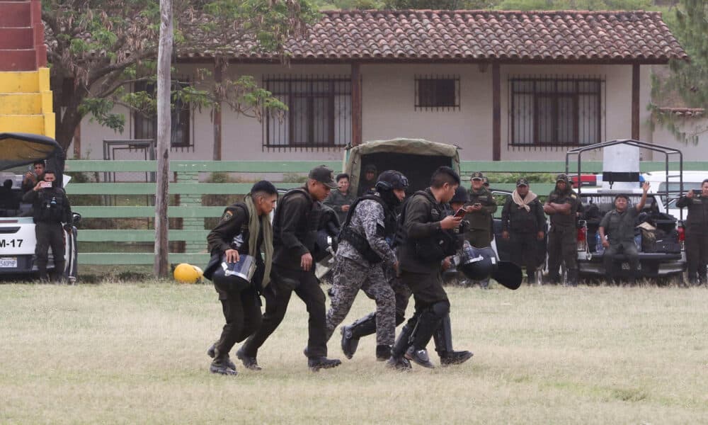 Policías bolivianos que participaron en un operativo de desbloqueo de carreteras cargan a un agente herido tras aterrizar el martes en la localidad de Samaipata (Bolivia). EFE/ Juan Carlos Torrejón