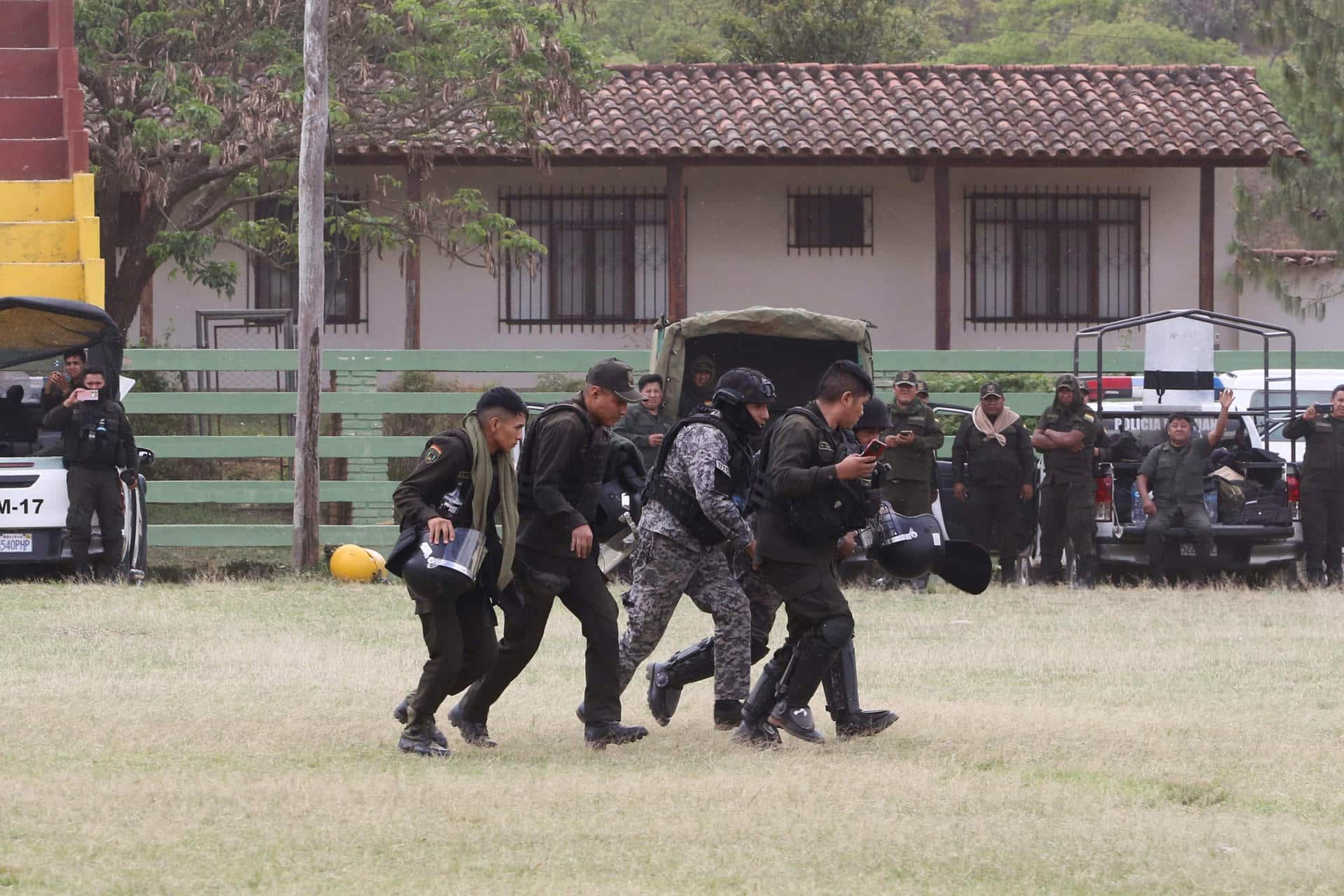 Policías bolivianos que participaron en un operativo de desbloqueo de carreteras cargan a un agente herido tras aterrizar el martes en la localidad de Samaipata (Bolivia). EFE/ Juan Carlos Torrejón