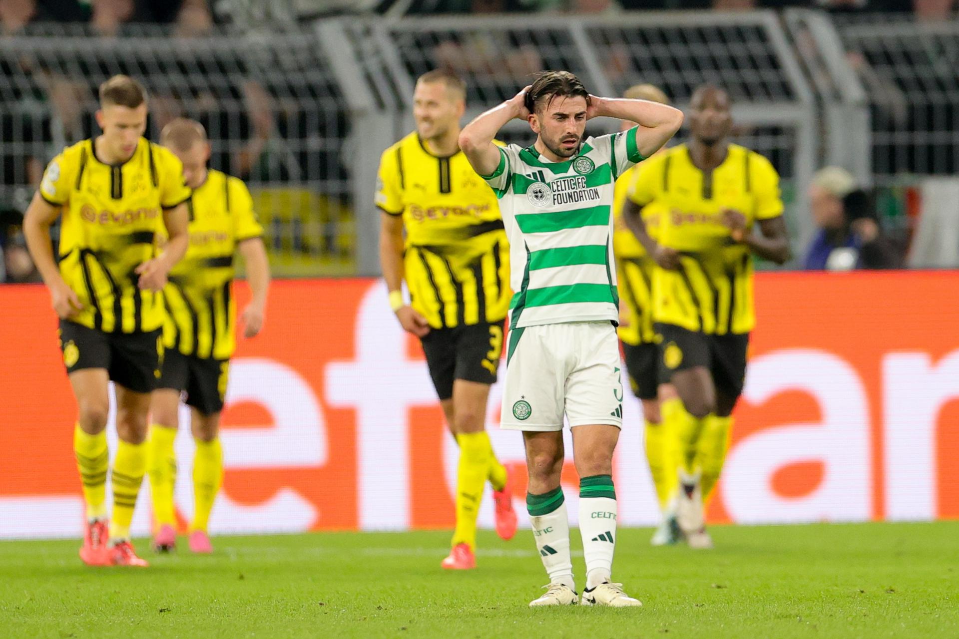 El jugador del Celtic Greg Taylor se lamenta durante el partido de la segunda jornada de la UEFA Champions League que han jugado Borussia Dortmund y Celtic en Dortmund, Alemania. EFE/EPA/FRIEDEMANN VOGEL