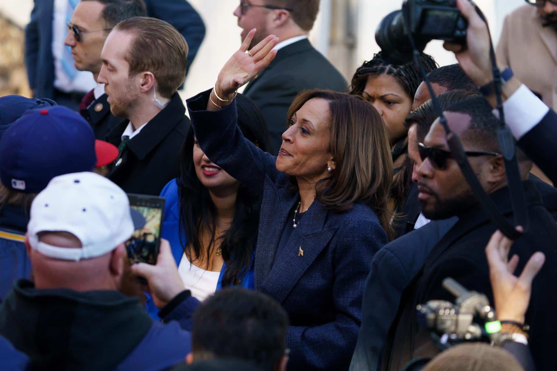 La vicepresidenta estadounidense y actual candidata presidencial demócrata Kamala Harris asiste a un mitin en el condado de Bucks, Pensilvania, EE.UU., el 16 de octubre de 2024. EFE/EPA/WILL OLIVER