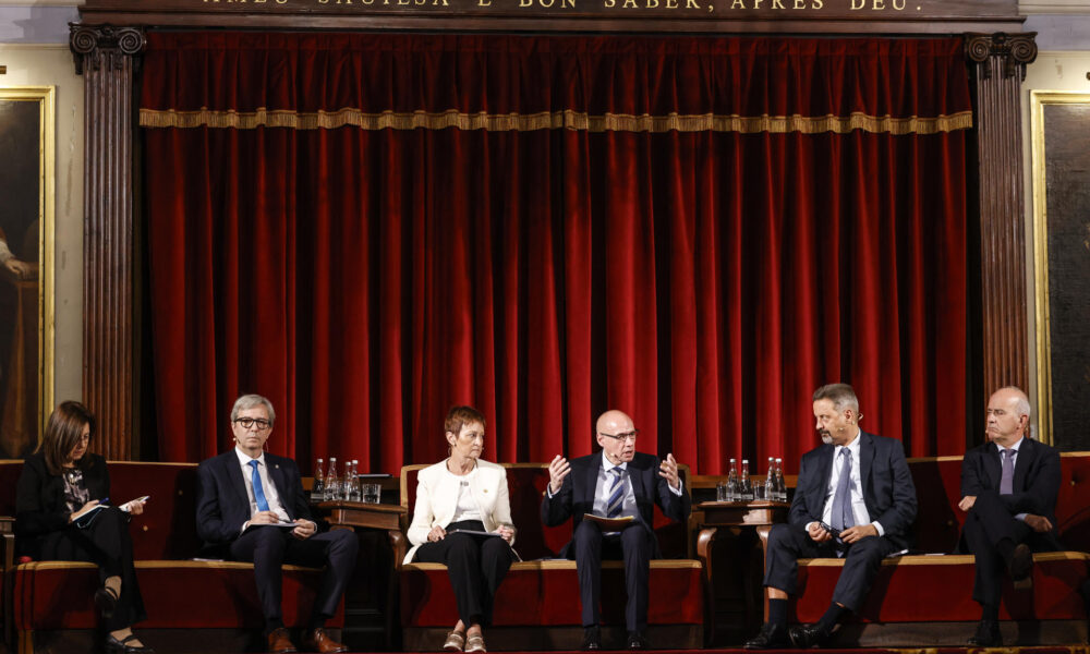 Los rectores de las Universidades de Valéncia, Nova de Lisboa (Portugal), Nacional de Córdoba (Argentina), UNED y Autónoma de Madrid participan en una mesa redonda con motivo de las Conferencias Iberoamericanas de Ciencia, Tecnología e Innovación y Educación Superior que se celebran en València. En la imagen de izqda a dcha, Amaya Mendikoetxea, rectora de la Universidad Autónoma de Madrid; John Boretto, rector de la Universidad Nacional de Córdoba (Argentina); María Vicenta Mestre, rectora de la Universitat de València; Francisco García, secretario general de Universidades, Ministerio de Ciencia, Innovación y Universidades; João Sàágua, rector de la Universidad Nova de Lisboa (Portugal); y Ricardo Mairal, rector de la Universidad Nacional a Distancia (España). EFE/Ana Escobar