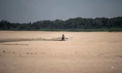 Fotografía del 3 de octubre de 2024 en donde se ve un hombre que camina en la arena a la orilla del río Solimões, en la región de Manacapuru, Amazonas (Brasil). EFE/ Raphael Alves