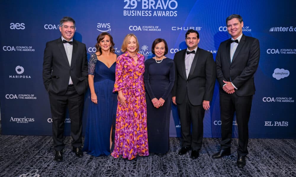 Fotografía cedida por LLYC donde aparecen la presidenta del Americas Society/Council of the Americas (AS/COA), Susan Segal (3-d), y la vicepresdente, María Lourdes Terán (2-i), posando junto a los galardonados con los premios Bravo, Martin Umaran (i), por Globant, ganadora de la Compañía de la Década; Paula Santilli (3-i), por PepsiCo Latin America, ganadora del galardón al Liderazgo Visionario; Francisco Alvarez-Demalde (2-d), por Riverwood Capital, ganador del premio al Inversor del Año, y João Vitor Menin, de Inter&Co, ganador del premio Innovador del Año, durante una gala celebrada este miércoles, en Coral Gables, Fl (EE.UU.). EFE/LLYC