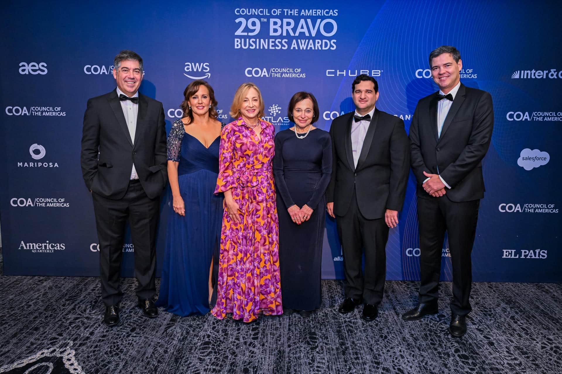 Fotografía cedida por LLYC donde aparecen la presidenta del Americas Society/Council of the Americas (AS/COA), Susan Segal (3-d), y la vicepresdente, María Lourdes Terán (2-i), posando junto a los galardonados con los premios Bravo, Martin Umaran (i), por Globant, ganadora de la Compañía de la Década; Paula Santilli (3-i), por PepsiCo Latin America, ganadora del galardón al Liderazgo Visionario; Francisco Alvarez-Demalde (2-d), por Riverwood Capital, ganador del premio al Inversor del Año, y João Vitor Menin, de Inter&Co, ganador del premio Innovador del Año, durante una gala celebrada este miércoles, en Coral Gables, Fl (EE.UU.). EFE/LLYC