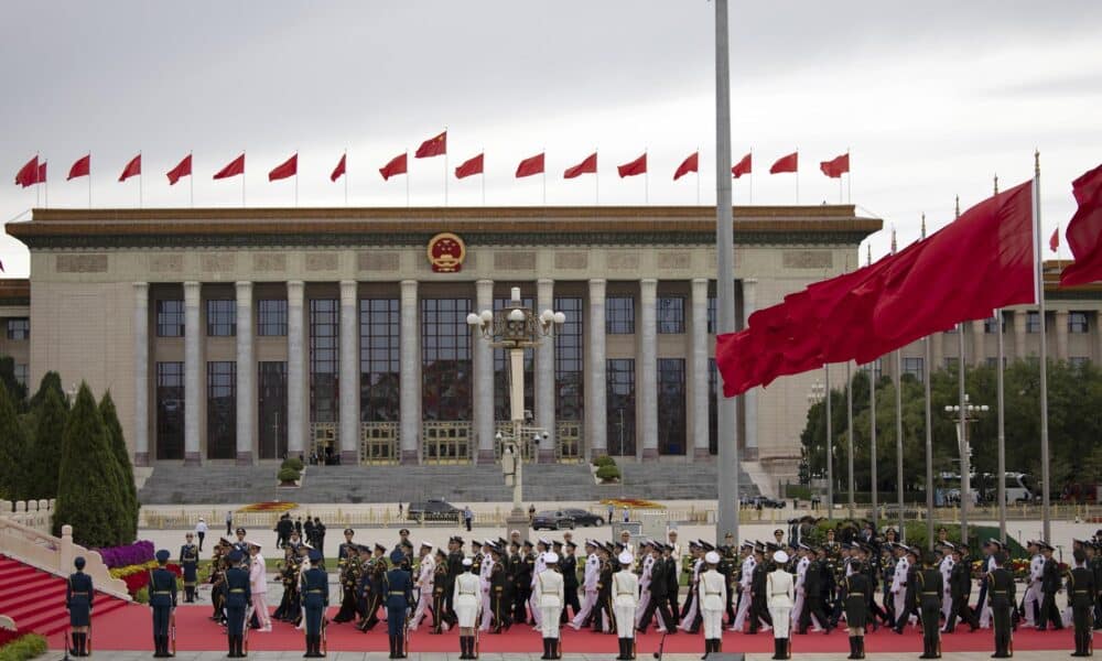 Miembros del Ejército Popular de Liberación caminan hacia el Monumento a los Héroes del Pueblo durante una ceremonia que conmemora el Día de los Mártires, en honor a los héroes nacionales fallecidos, en la Plaza de Tiananmen en Pekín, el 30 de septiembre de 2024, en vísperas del Día Nacional de la República Popular China, que este año celebra su 75º aniversario. EFE/EPA/ANDRÉS MARTÍNEZ CASARES