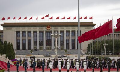 Miembros del Ejército Popular de Liberación caminan hacia el Monumento a los Héroes del Pueblo durante una ceremonia que conmemora el Día de los Mártires, en honor a los héroes nacionales fallecidos, en la Plaza de Tiananmen en Pekín, el 30 de septiembre de 2024, en vísperas del Día Nacional de la República Popular China, que este año celebra su 75º aniversario. EFE/EPA/ANDRÉS MARTÍNEZ CASARES