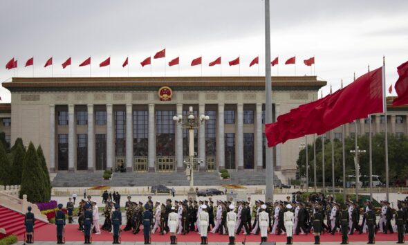 Miembros del Ejército Popular de Liberación caminan hacia el Monumento a los Héroes del Pueblo durante una ceremonia que conmemora el Día de los Mártires, en honor a los héroes nacionales fallecidos, en la Plaza de Tiananmen en Pekín, el 30 de septiembre de 2024, en vísperas del Día Nacional de la República Popular China, que este año celebra su 75º aniversario. EFE/EPA/ANDRÉS MARTÍNEZ CASARES