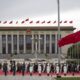 Miembros del Ejército Popular de Liberación caminan hacia el Monumento a los Héroes del Pueblo durante una ceremonia que conmemora el Día de los Mártires, en honor a los héroes nacionales fallecidos, en la Plaza de Tiananmen en Pekín, el 30 de septiembre de 2024, en vísperas del Día Nacional de la República Popular China, que este año celebra su 75º aniversario. EFE/EPA/ANDRÉS MARTÍNEZ CASARES