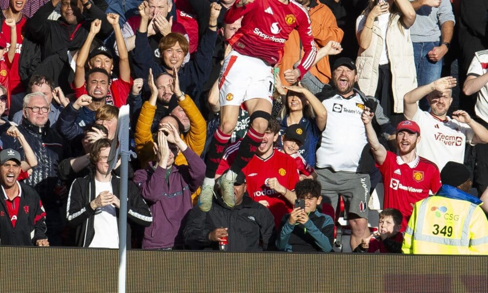 El argentino Alejandro Garnacho, delantero del Manchester United, celebra su segundo gol durante el partido de la Premier League que han jugado Manchester United y Brentford FC, en Manchester, Reino Unido. EFE/EPA/PETER POWELL