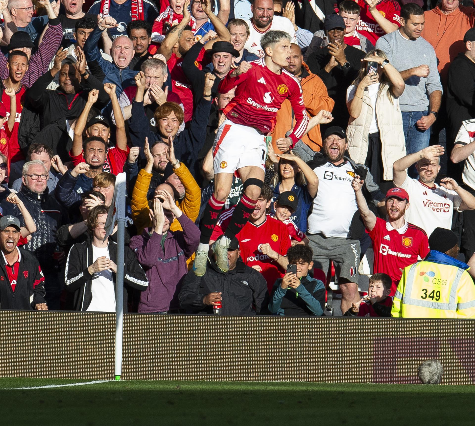 El argentino Alejandro Garnacho, delantero del Manchester United, celebra su segundo gol durante el partido de la Premier League que han jugado Manchester United y Brentford FC, en Manchester, Reino Unido. EFE/EPA/PETER POWELL