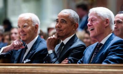 El presidente estadounidense, Joe Biden (i), junto a los expresidentes Barack Obama (c) y Bill Clinton (d.), asiste a un servicio conmemorativo por Ethel Kennedy, viuda de Robert F. Kennedy, en la Catedral de San Mateo Apóstol en Washington, DC, EE.UU. EFE/JIM LO SCALZO