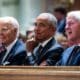 El presidente estadounidense, Joe Biden (i), junto a los expresidentes Barack Obama (c) y Bill Clinton (d.), asiste a un servicio conmemorativo por Ethel Kennedy, viuda de Robert F. Kennedy, en la Catedral de San Mateo Apóstol en Washington, DC, EE.UU. EFE/JIM LO SCALZO