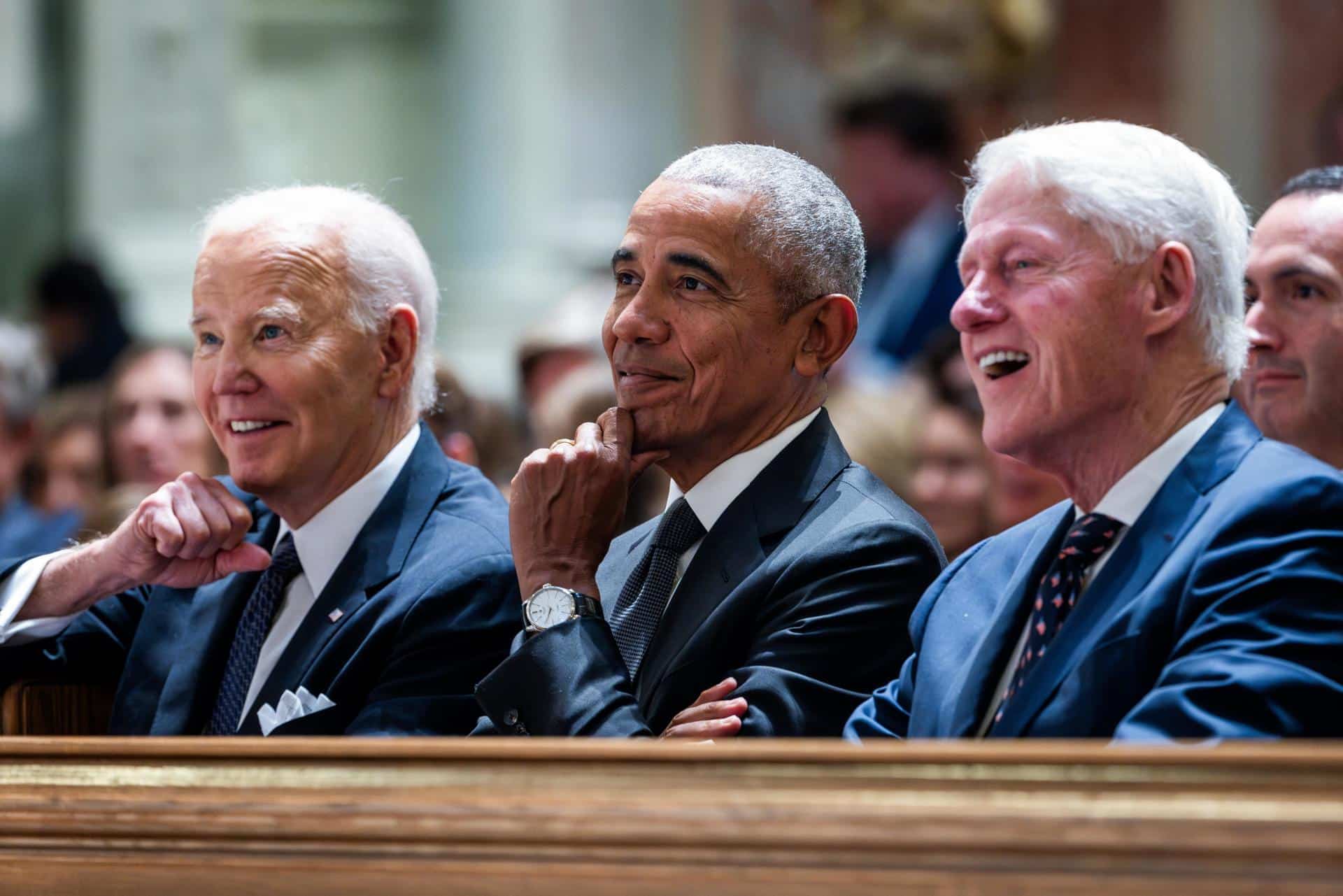 El presidente estadounidense, Joe Biden (i), junto a los expresidentes Barack Obama (c) y Bill Clinton (d.), asiste a un servicio conmemorativo por Ethel Kennedy, viuda de Robert F. Kennedy, en la Catedral de San Mateo Apóstol en Washington, DC, EE.UU. EFE/JIM LO SCALZO