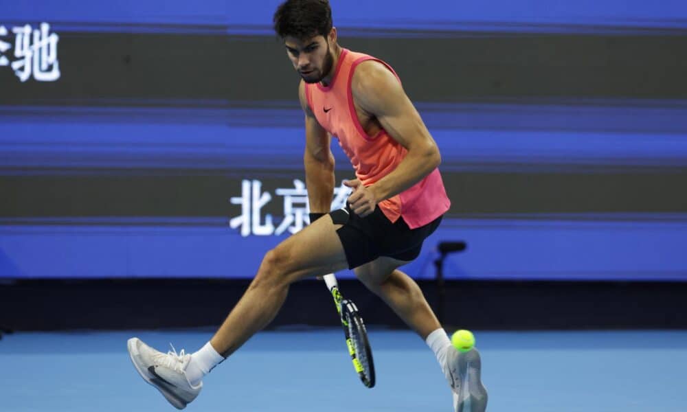 Carlos Alcaraz durante su semifinal ante Daniil Medvedev en el Abierto de tenis de China. EFE/EPA/ANDRES MARTINEZ CASARES