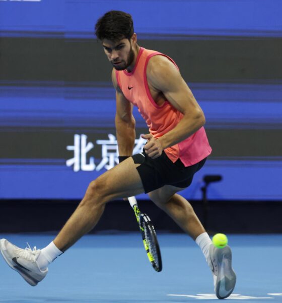 Carlos Alcaraz durante su semifinal ante Daniil Medvedev en el Abierto de tenis de China. EFE/EPA/ANDRES MARTINEZ CASARES