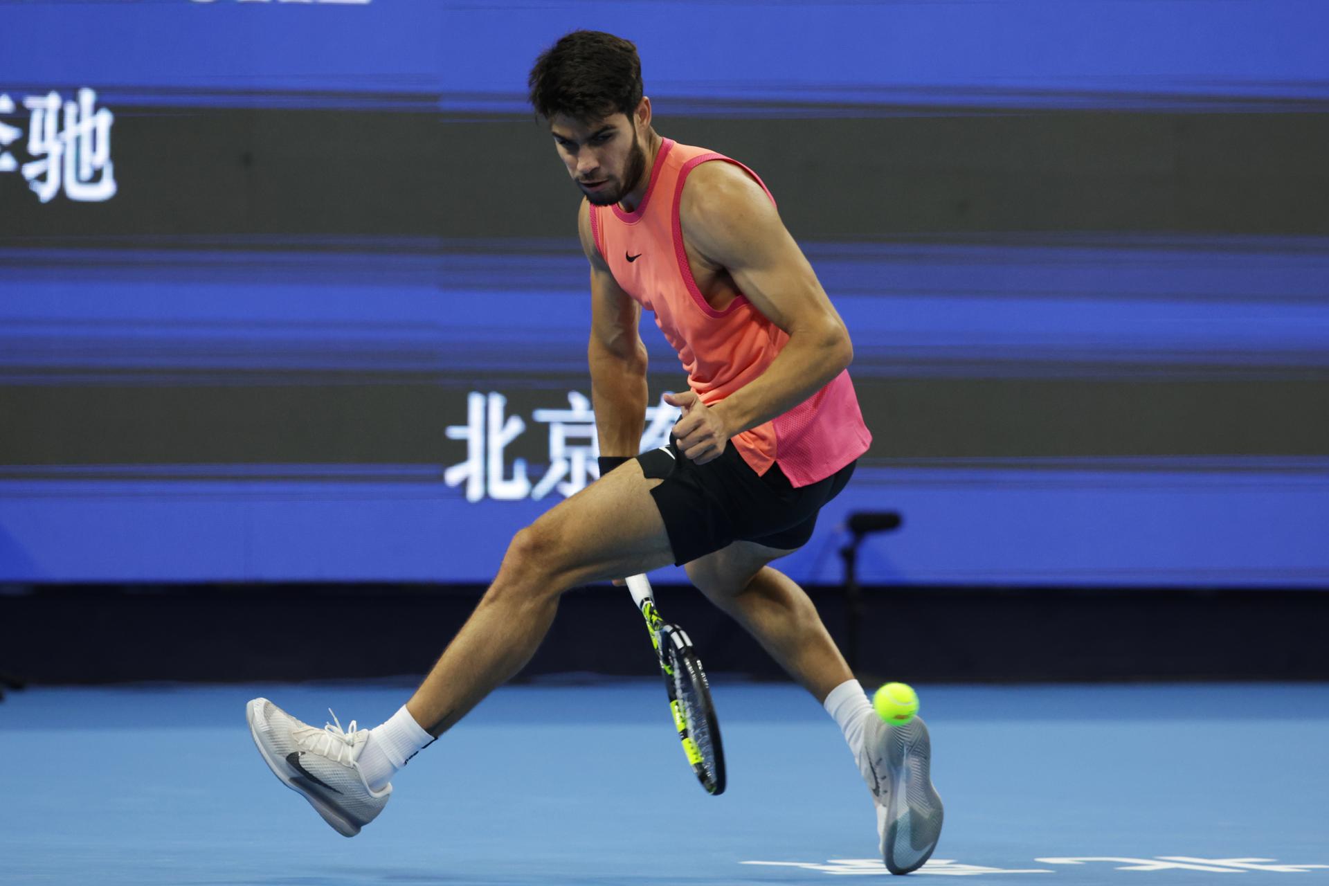 Carlos Alcaraz durante su semifinal ante Daniil Medvedev en el Abierto de tenis de China. EFE/EPA/ANDRES MARTINEZ CASARES