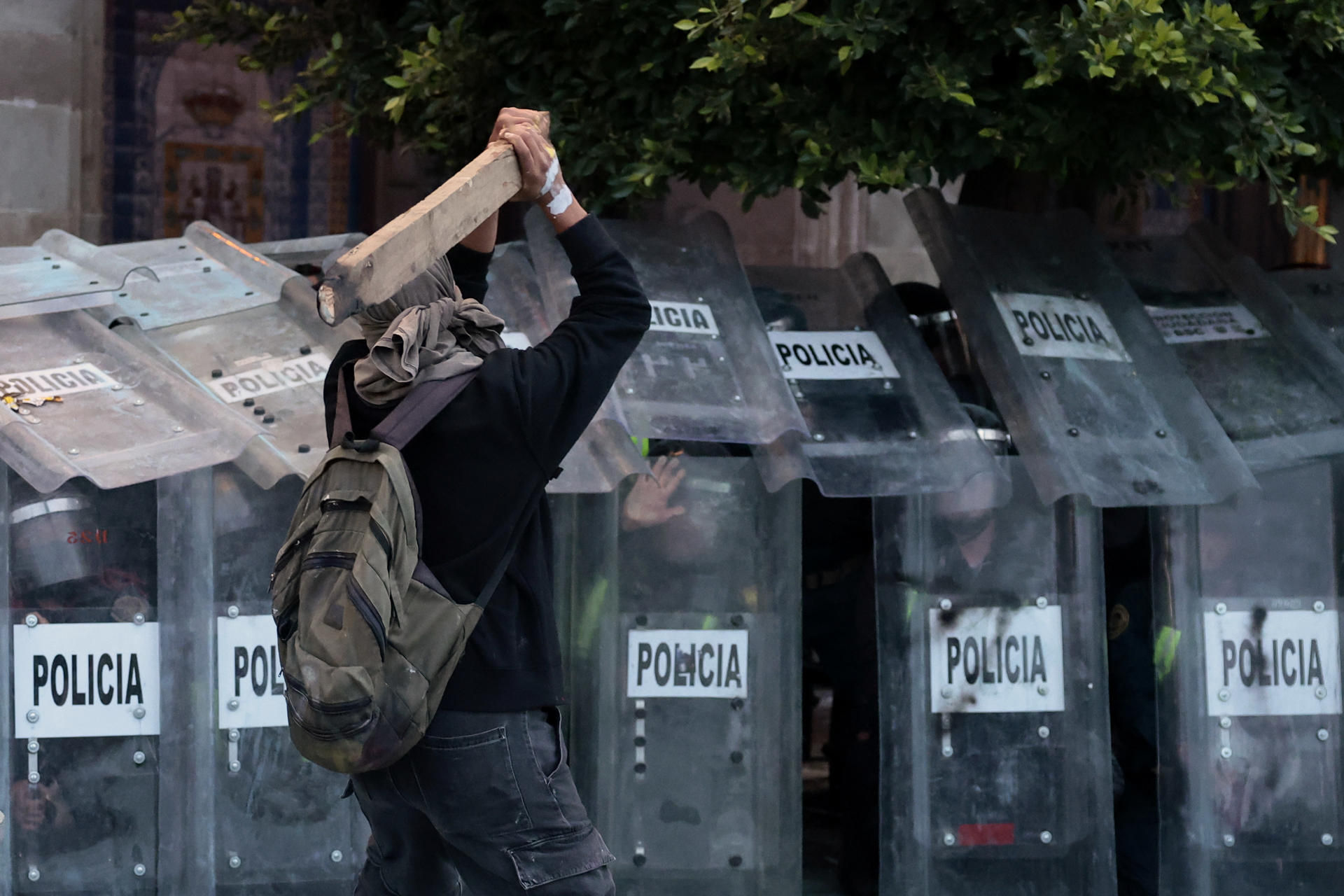 Un encapuchado se enfrenta con la policía durante una protestan este miércoles, por el 56 aniversario de la masacre de Tlatelolco, en la Ciudad de México (México). EFE/José Méndez