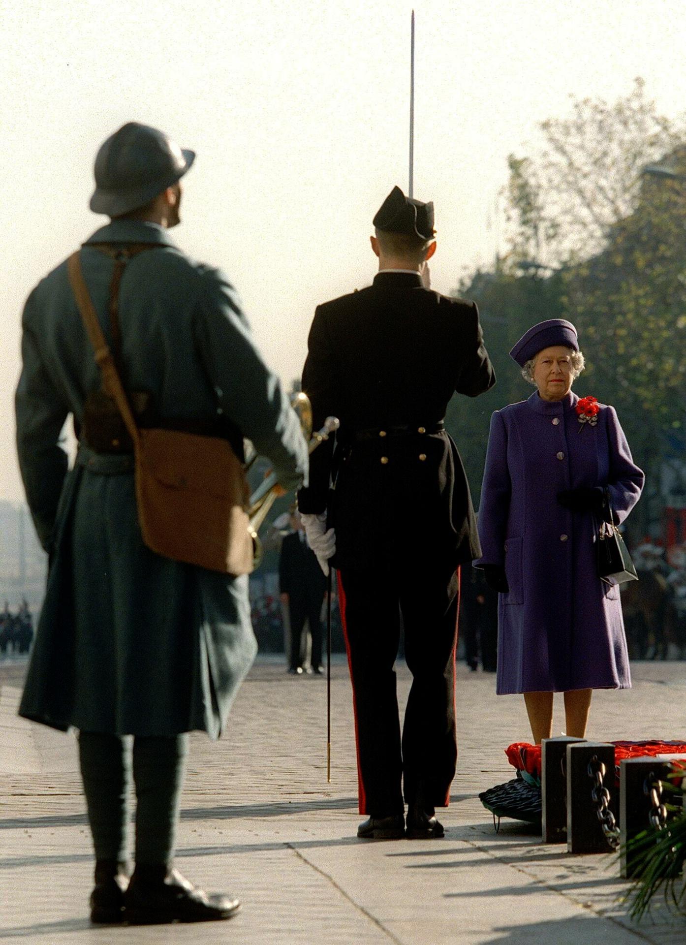 Foto de archivo de la reina Isabel II de Inglaterra. EPA PHOTO AFP POOL/ERIC FEFERBERG/jm/ab/nf-vl[POOL]