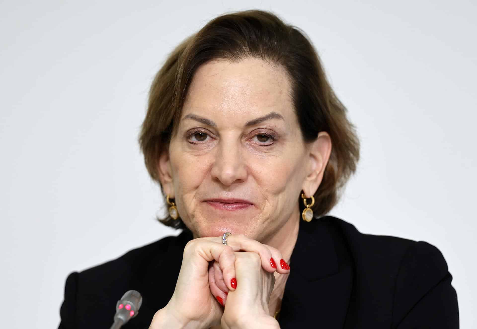 La periodista, historiadora y ganadora de un premio Pulitzer, Anne Applebaum, en la Feria Internacional del Libro de Francfort el 18 de octubre de 2024. EFE/EPA/RONALD WITTEK