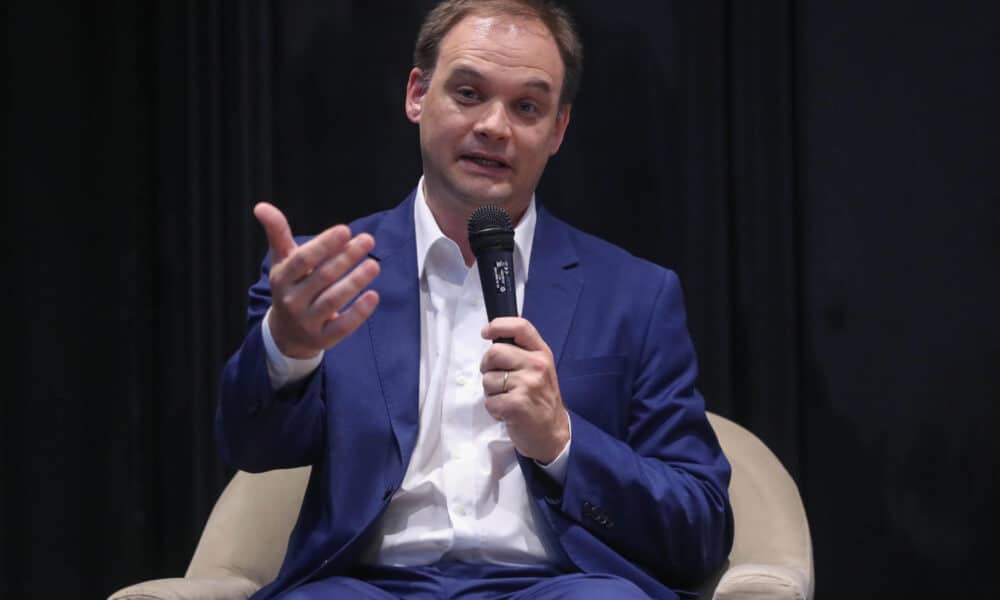 El director de la consultora uruguaya Factum, Eduardo Bottinelli, habla durante un desayuno de consulta de la Cámara Española Oficial de Comercio, Industria y Navegación este 24 de octubre de 2024, en Montevieo (Uruguay) EFE/ Alejandro Prieto