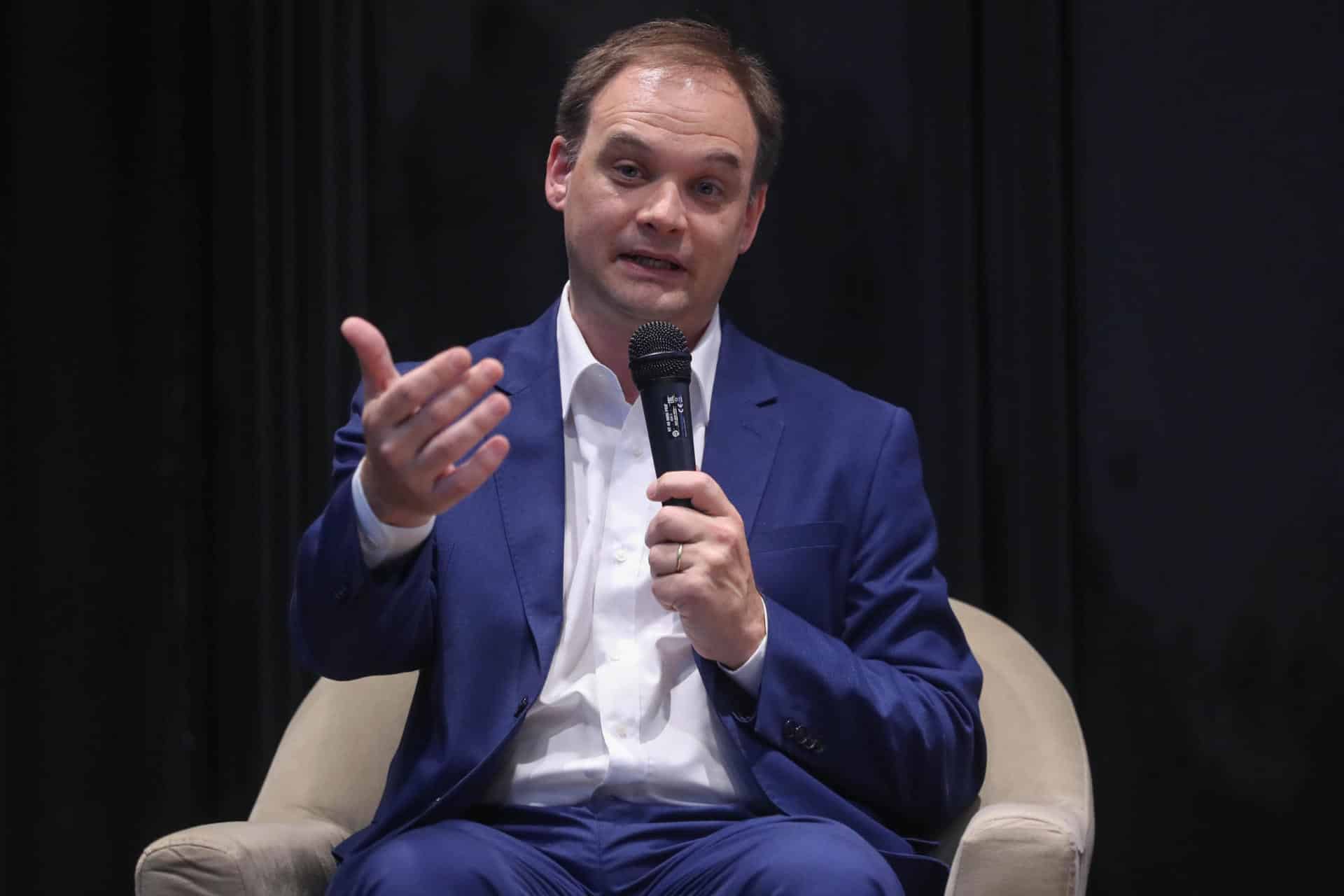 El director de la consultora uruguaya Factum, Eduardo Bottinelli, habla durante un desayuno de consulta de la Cámara Española Oficial de Comercio, Industria y Navegación este 24 de octubre de 2024, en Montevieo (Uruguay) EFE/ Alejandro Prieto