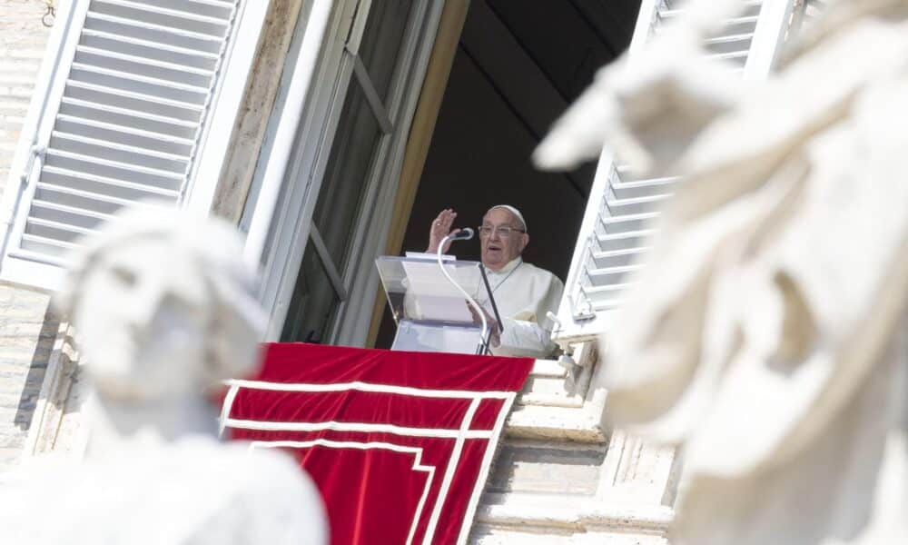 El Papa Francisco se dirige a la multitud desde la ventana del Palacio Apostólico con vista a la Plaza de San Pedro durante la oración del Ángelus, Ciudad del Vaticano, 06 de octubre de 2024. (Papá) EFE/EPA/MASSIMO PERCOSSI